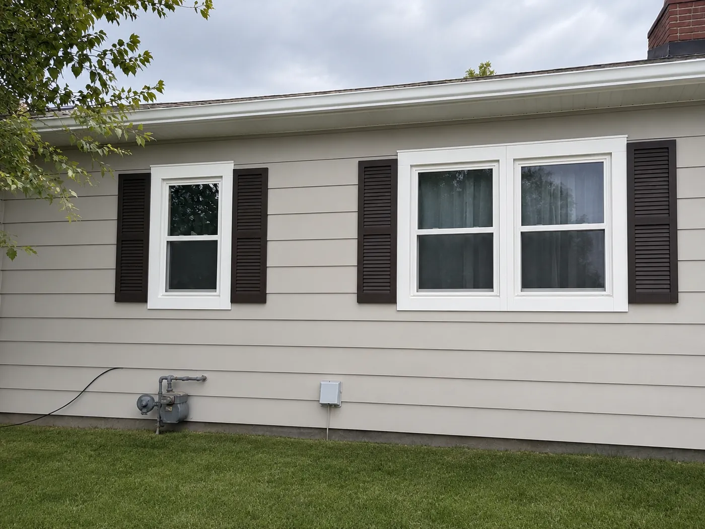 New replacement windows with fresh trim